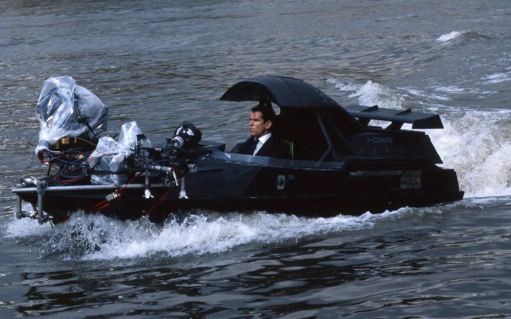 High-speed boat chase on the River Thames