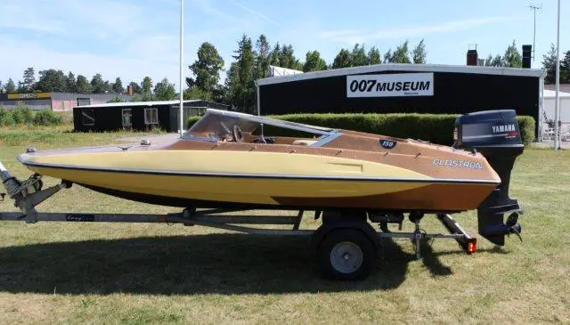 white and gold Glastron CV-19 Jet Speedboat