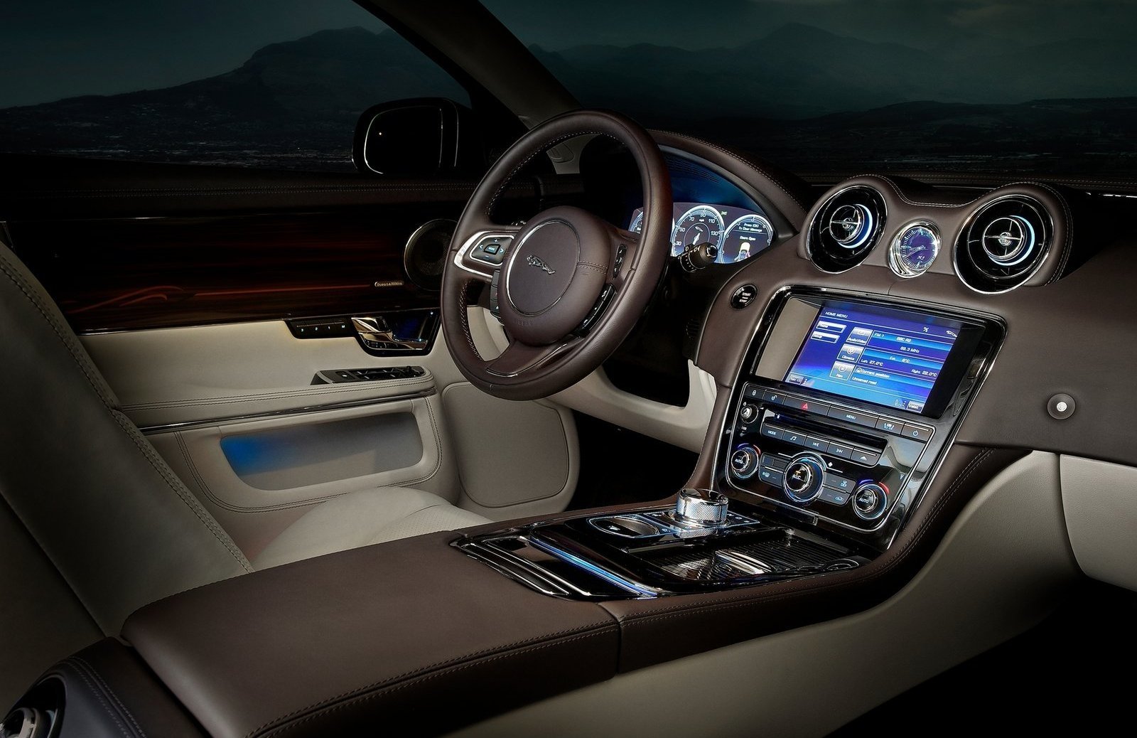 Interior Jaguar XJ L in Skyfall 