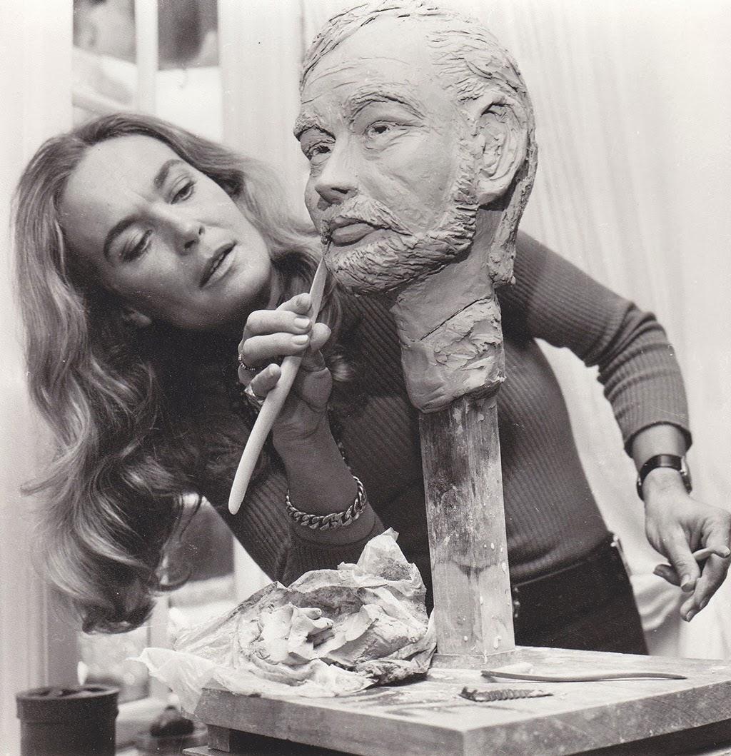 Shirley Eaton Working-on-Colins-head